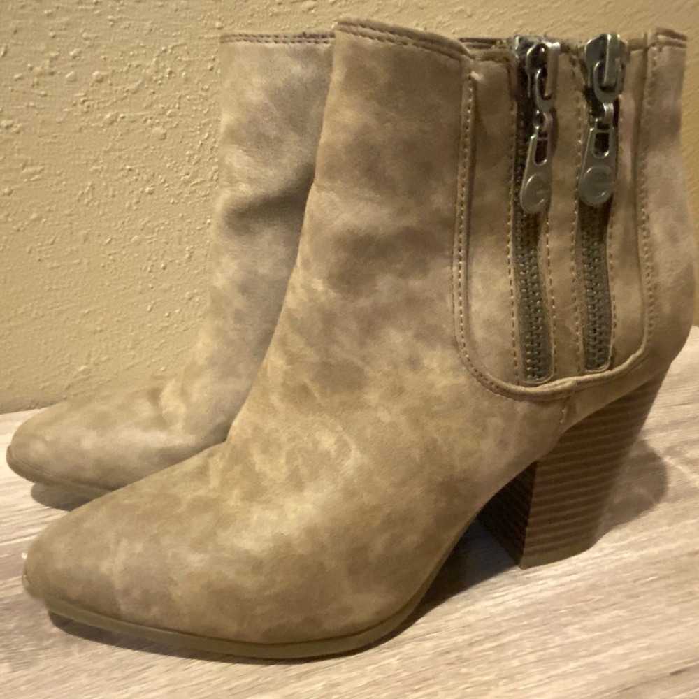 Like New! Super Cute Suede Boots. Size 5.5M